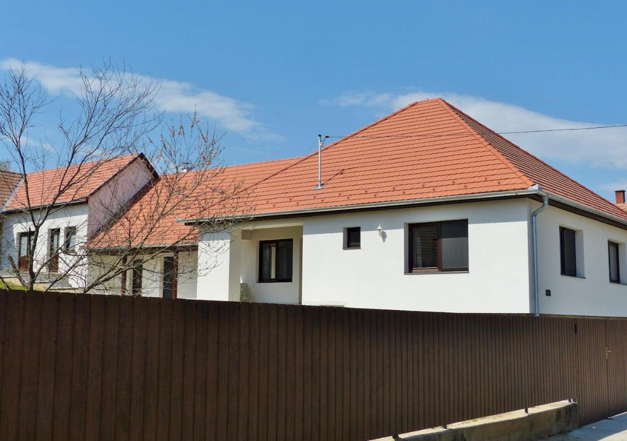 Guest House Magyarlukafa 外观 照片